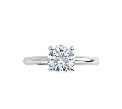 une bague sertie d'un seul diamant sur fond blanc