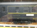 un wagon noir et jaune exposé