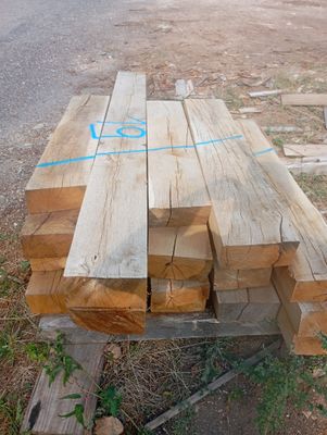 plusieurs morceaux de bois sont empilés les uns sur les autres par terre