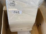 une boîte de papier toilette posée sur un carton