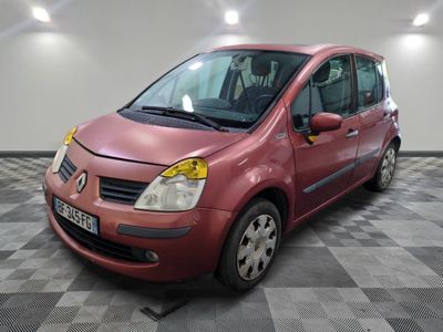 la photo d'une voiture rouge garée dans un garage