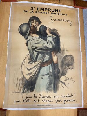 une affiche représentant un homme en train d'enlacer une femme, posée sur le dossier d'une chaise