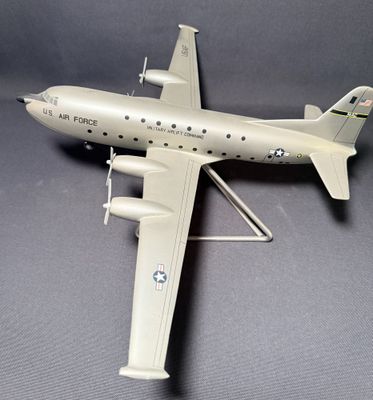 une maquette d'avion posée sur une table