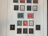 une photo d'une photo d'un livre avec des timbres