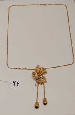deux colliers en or et un collier orné d'un oiseau