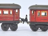 deux petits trains assis côte à côte sur une surface blanche