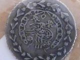 un gâteau décoré, posé sur un morceau de papier