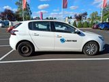 une voiture blanche garée dans un parking