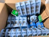 une boîte en carton remplie de nombreux jouets de toutes sortes