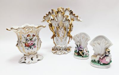 REUNION DE 4 VASES DE MARIEE en porcelaine à décor polychrom…