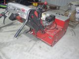 une machine posée sur une table dans un garage