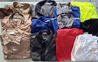 beaucoup de chemises et de pantalons pour hommes posés sur une table