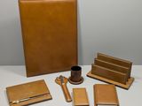 accessoires de bureau en cuir marron, comprenant un stylo, un carnet, un porte-stylo et une tasse