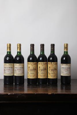 six bouteilles de vin sont alignées sur une table en bois