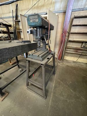 une machine posée sur une table dans une pièce