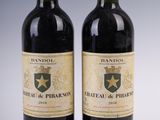 deux bouteilles de vin posées l'une à côté de l'autre sur une table