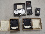 un carton contenant du matériel électronique posé par terre