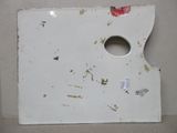 une photo d'une feuille de papier percée d'un trou
