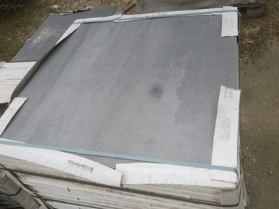 un tas de béton posé à même le sol