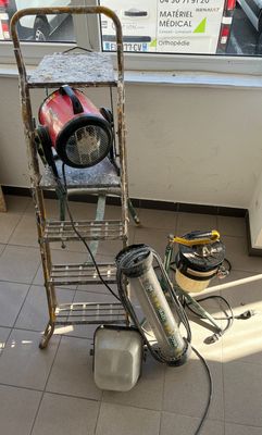 une photo d'une pièce avec une échelle et un extincteur