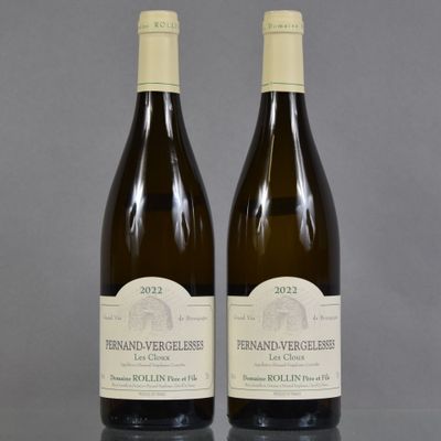 deux bouteilles de vin posées sur une table l'une à côté de l'autre