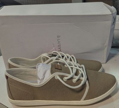 une paire de chaussures posée sur une table à côté d'une boîte