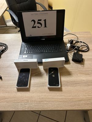 un ordinateur portable posé sur une table en bois