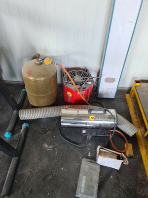 une photo d'une pièce où se trouvent un ventilateur et d'autres objets