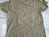 un t-shirt posé sur une table