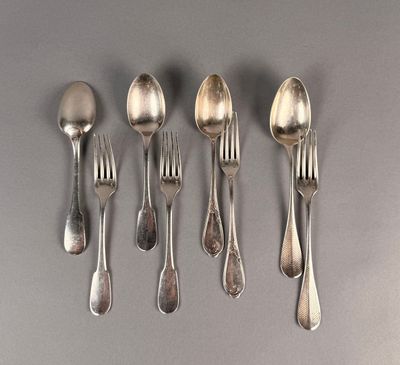 cinq cuillères et six fourchettes alignées en rangée