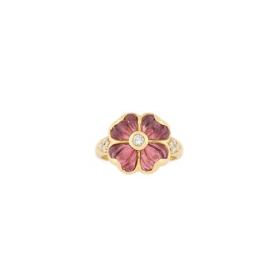 un gros plan d'une bague en forme de fleur rose ornée d'un diamant au centre