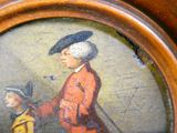 tableau représentant un homme en manteau rouge tenant une canne et un garçon en manteau jaune