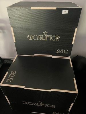 la boîte est ouverte et prête à être ouverte sur la table