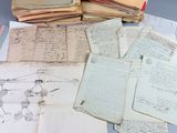une pile de vieux papiers posée sur une table