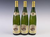 trois bouteilles de vin posées l'une à côté de l'autre sur une table