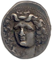 une pièce de monnaie en argent portant un visage de femme