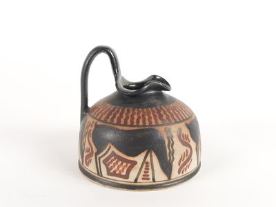 un vase noir et marron orné d'un cheval