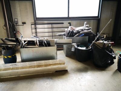 une pièce remplie de bric-à-brac