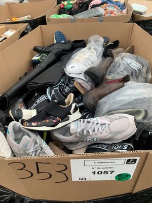 une boîte en carton remplie de chaussures et d'autres objets