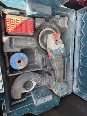 une boîte avec des outils à l'intérieur sur le sol