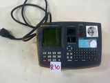 une calculatrice reliée à un câble