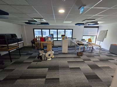 une image d'une pièce où il y a beaucoup de travaux en cours