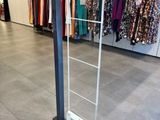 une photo d'un portemanteau dans un magasin de vêtements