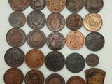 une image d'une collection de pièces de monnaie anciennes sur une surface blanche