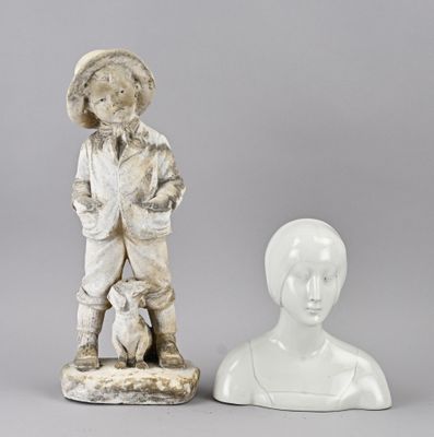 une paire de figurines en céramique blanche représentant un garçon et un garçon avec un chien