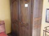une photo d'un salon avec un canapé et une armoire