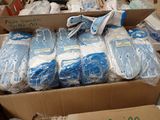 une boîte en carton remplie d'articles pour bébé bleus et blancs