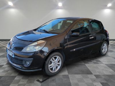 la photo d'une petite voiture noire garée dans un garage