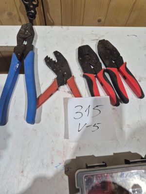 Plusieurs pinces sont posées sur une table, à côté d'une feuille de papier.