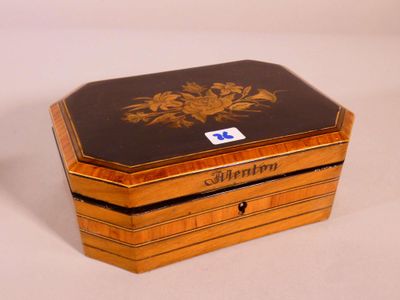 une petite boîte en bois ornée d'un motif noir et or